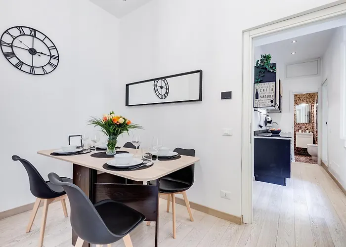 Classy 2-bdr In Termini District Rome