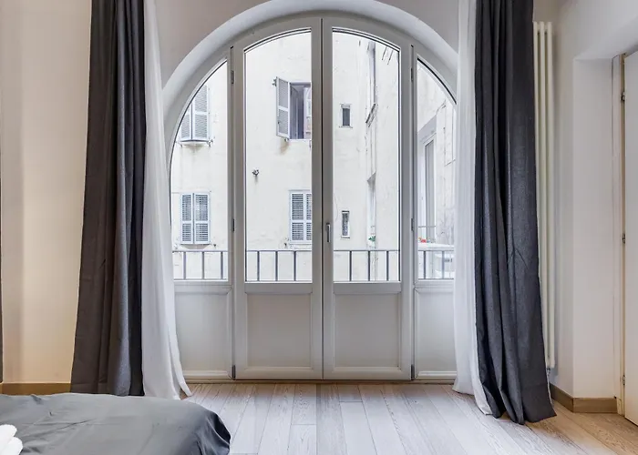 Classy 2-bdr In Termini District *