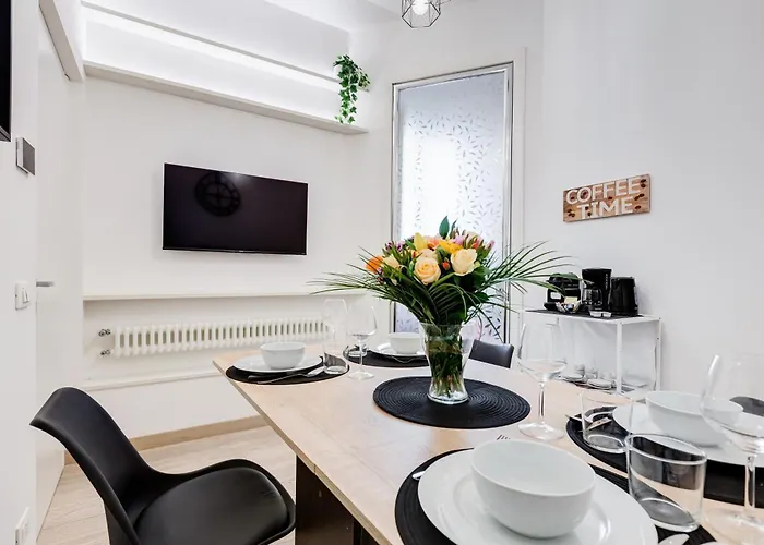 Classy 2-bdr In Termini District *