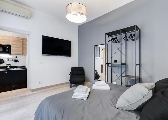 Classy 2-bdr In Termini District Appartement