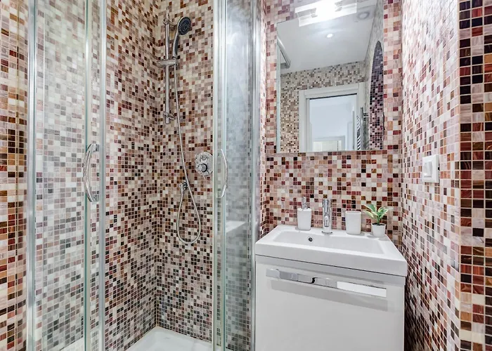 Classy 2-bdr In Termini District Appartement